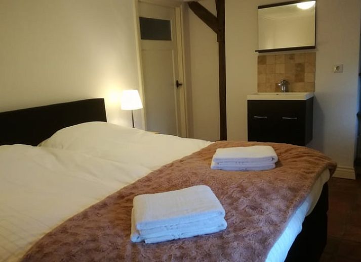 Ruime eetkamer in Vakantiehuis in Gaanderen, Achterhoek, Gelderland, met houten balken en lange tafel.