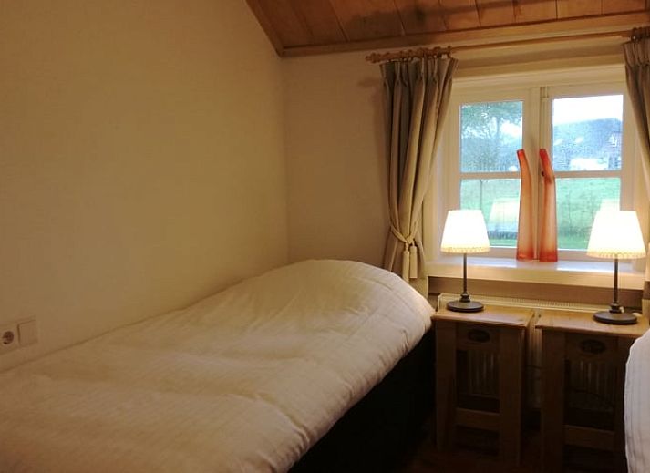 Ruime eetkamer in Vakantiehuis in Gaanderen, Achterhoek, Gelderland, met houten balken en lange tafel.