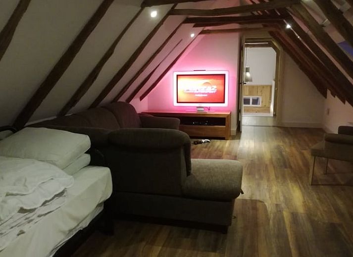 Eetgedeelte in Vakantiehuis in Gaanderen, Achterhoek, Gelderland, met grote houten tafel en uitzicht op de tuin.