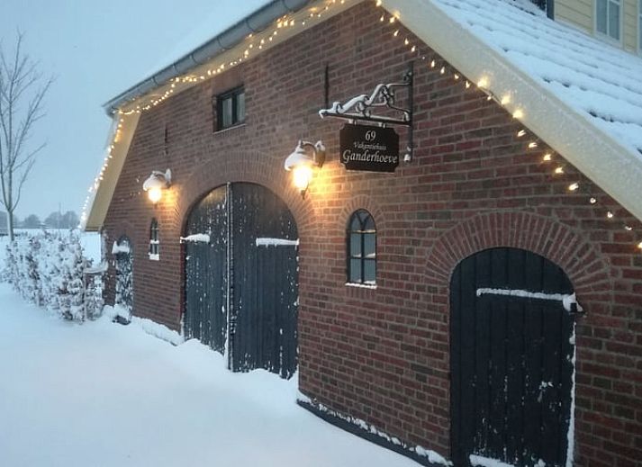 Moderne keuken in Vakantiehuis in Gaanderen, Achterhoek, Gelderland, met witte kasten en ruime opstelling.