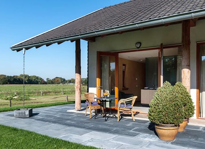 Entrance of Holiday cottage in Gaanderen, surrounded by greenery in Achterhoek, Gelderland.
