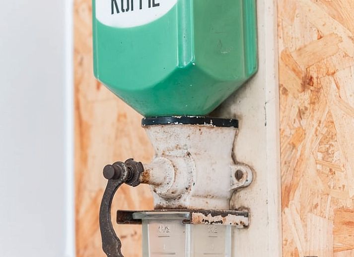 Modernes Wohnzimmer im Ferienhaus in Lievelde, Achterhoek, Gelderland mit bequemem Sofa.