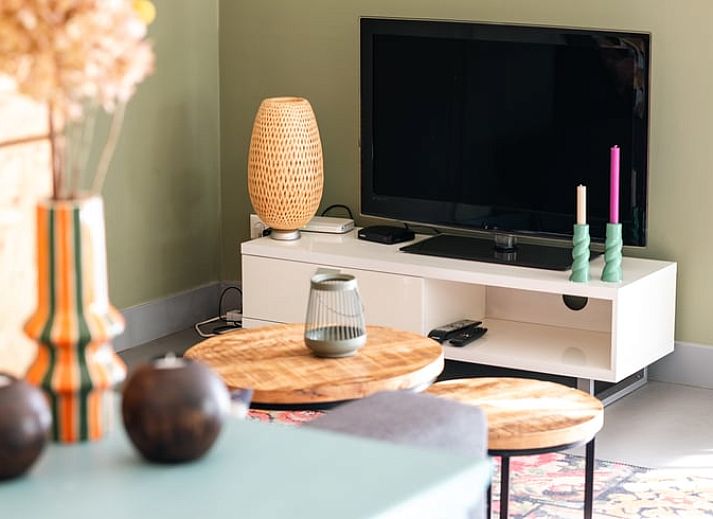 Modernes Wohnzimmer im Ferienhaus in Lievelde, Achterhoek, Gelderland mit bequemem Sofa.