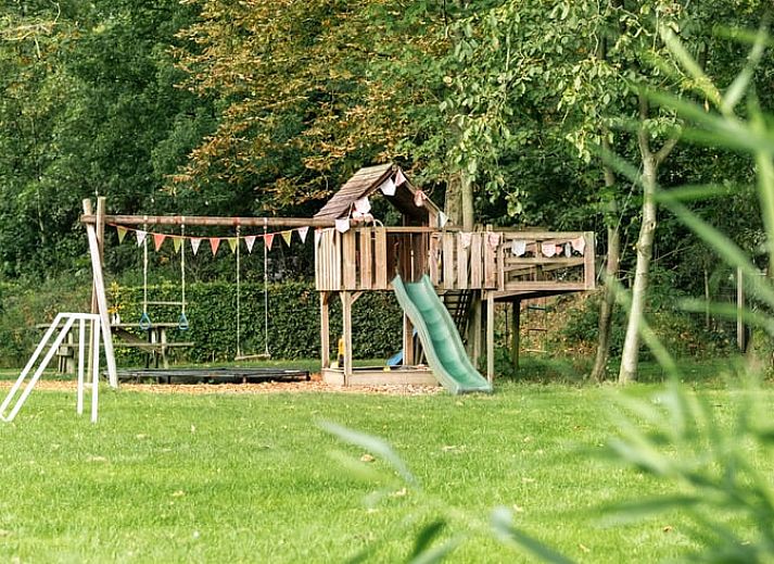 Modernes Wohnzimmer im Ferienhaus in Lievelde, Achterhoek, Gelderland mit bequemem Sofa.