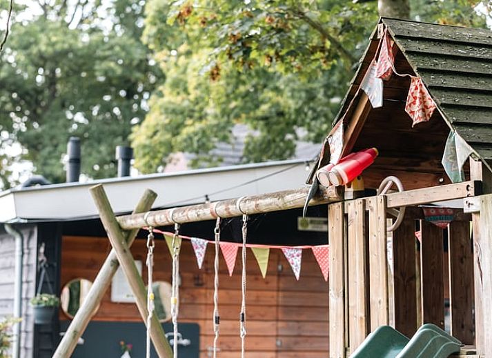Modernes Wohnzimmer im Ferienhaus in Lievelde, Achterhoek, Gelderland mit bequemem Sofa.
