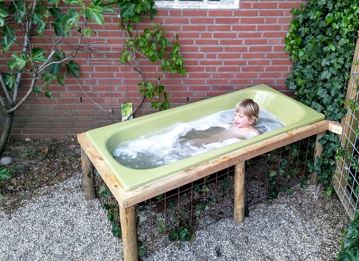 Enjoy the sunset from the hot tub at Holiday Home in Lievelde, located in the rustic Achterhoek, Gelderland.