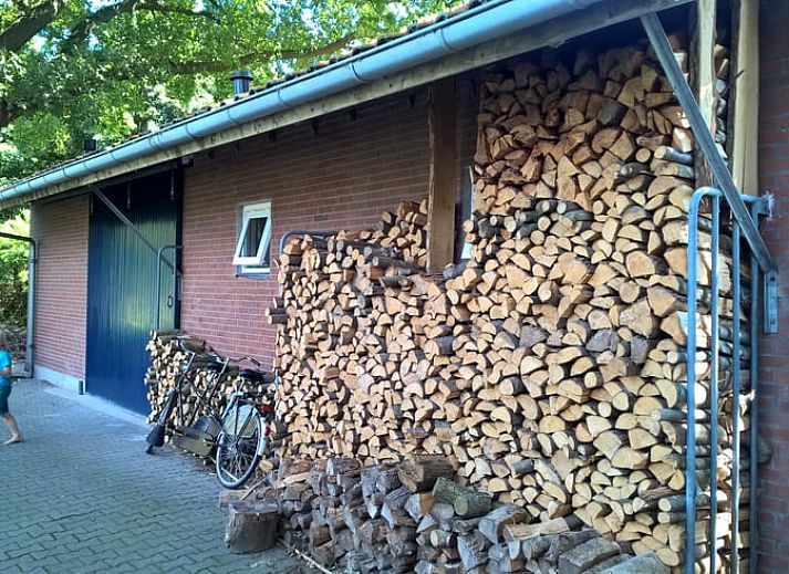 Enjoy the sunset from the hot tub at Holiday Home in Lievelde, located in the rustic Achterhoek, Gelderland.