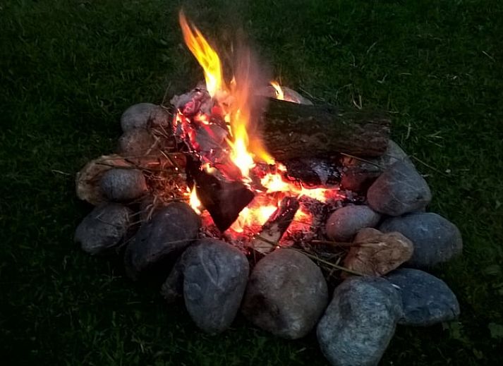 Gemuetliches Wohnzimmer im Ferienhaus in Lievelde, Achterhoek, Gelderland. Gemuetliche Sitzecke mit modernen Moebeln und offenen Tueren.