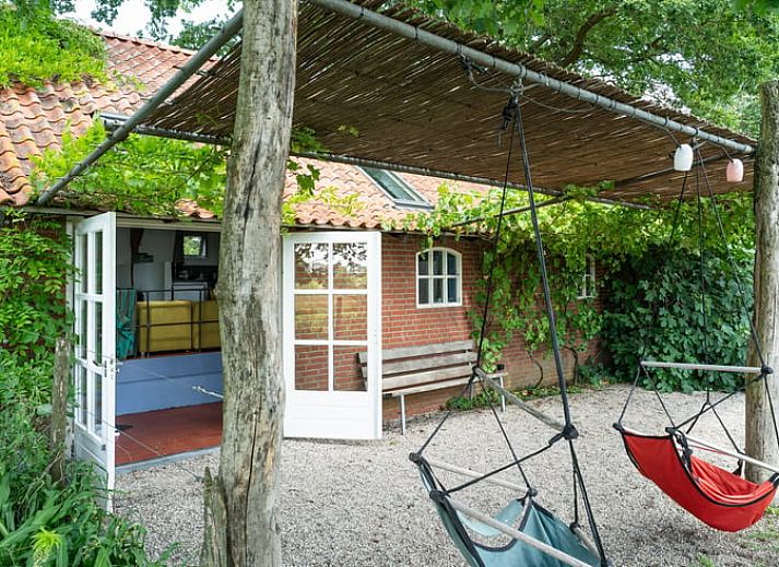 Gemuetliches Wohnzimmer im Ferienhaus in Lievelde, Achterhoek, Gelderland. Gemuetliche Sitzecke mit modernen Moebeln und offenen Tueren.