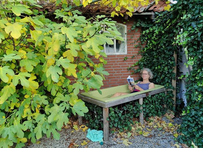 Gemuetliches Wohnzimmer im Ferienhaus in Lievelde, Achterhoek, Gelderland. Gemuetliche Sitzecke mit modernen Moebeln und offenen Tueren.