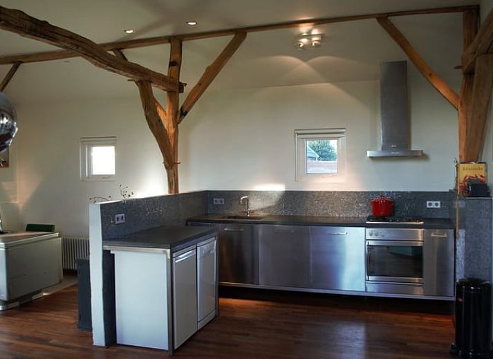 Entspannen Sie sich im Pool des Ferienhauses in Lievelde, Achterhoek, Gelderland. Schoene Aussicht auf die umliegende Natur und Felder.