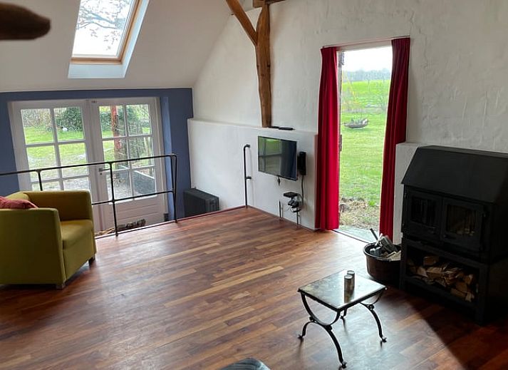 Entspannen Sie sich im Pool des Ferienhauses in Lievelde, Achterhoek, Gelderland. Schoene Aussicht auf die umliegende Natur und Felder.