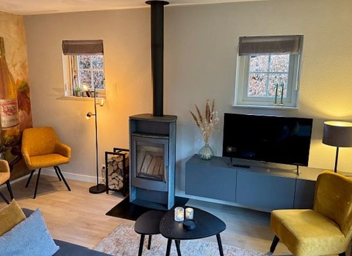 Flowery garden at cottage in Lievelde, Achterhoek, ideal for relaxation.