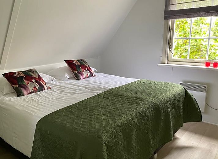 Outdoor terrace of cottage in Lievelde, Achterhoek, surrounded by greenery.