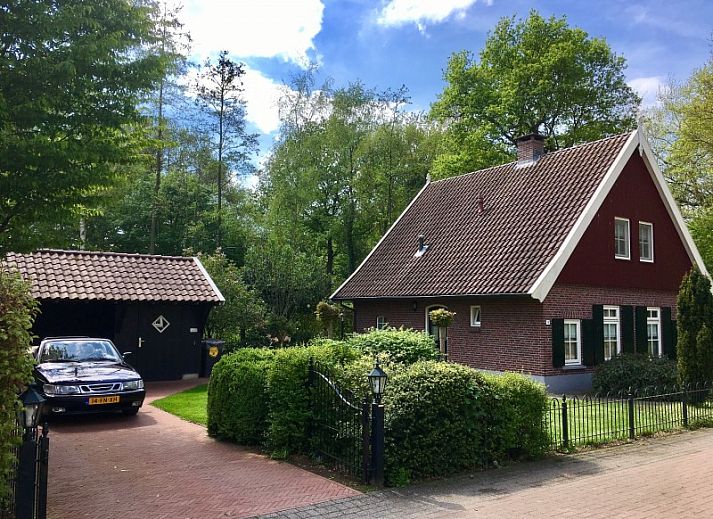 Prachtig vakantiehuis bij mooistevakantiehuis.nl in Winterswijk, Achterhoek, omringd door groene natuur.