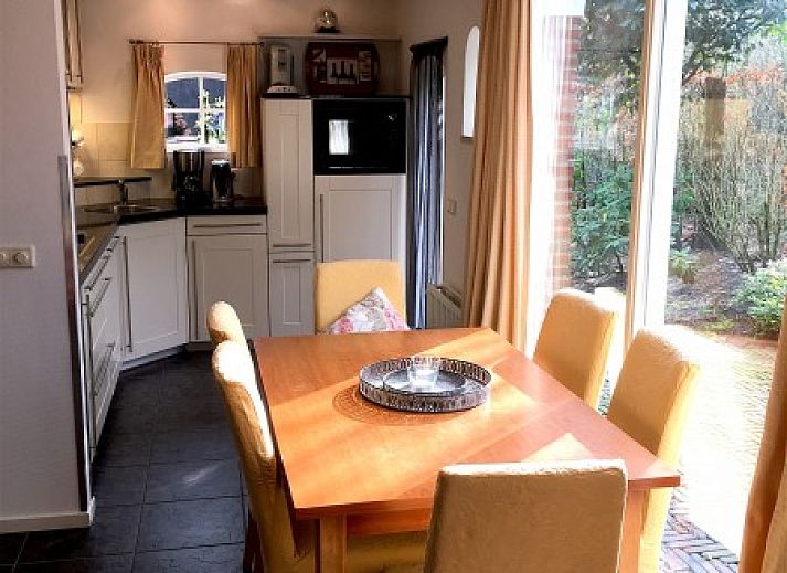 Prachtig vakantiehuis bij mooistevakantiehuis.nl in Winterswijk, Achterhoek, omringd door groene natuur.