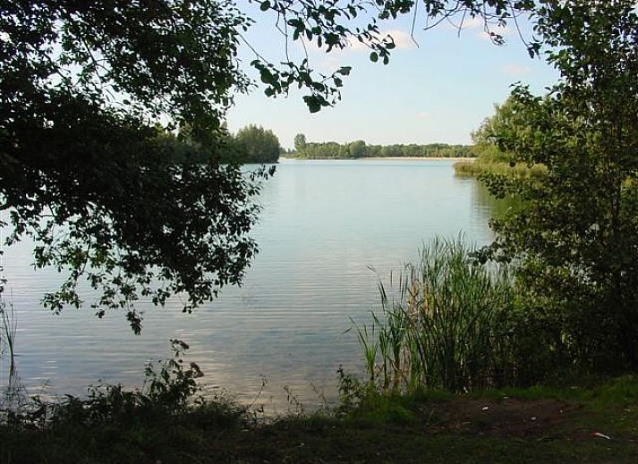 Moderne keuken met eethoek in vakantiehuis van mooistevakantiehuis.nl in Winterswijk, Achterhoek, met tuinzicht.