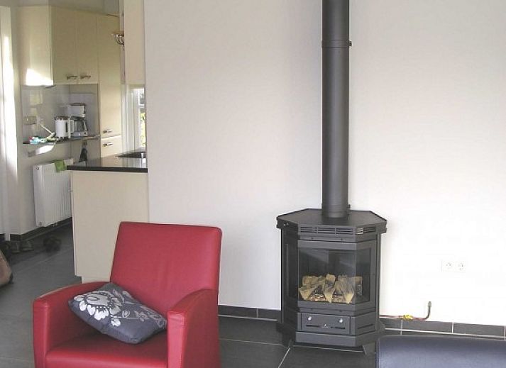 Terras van WegInWinterswijk vakantiehuis in Winterswijk, Achterhoek met parasol en zitplaatsen in de tuin.