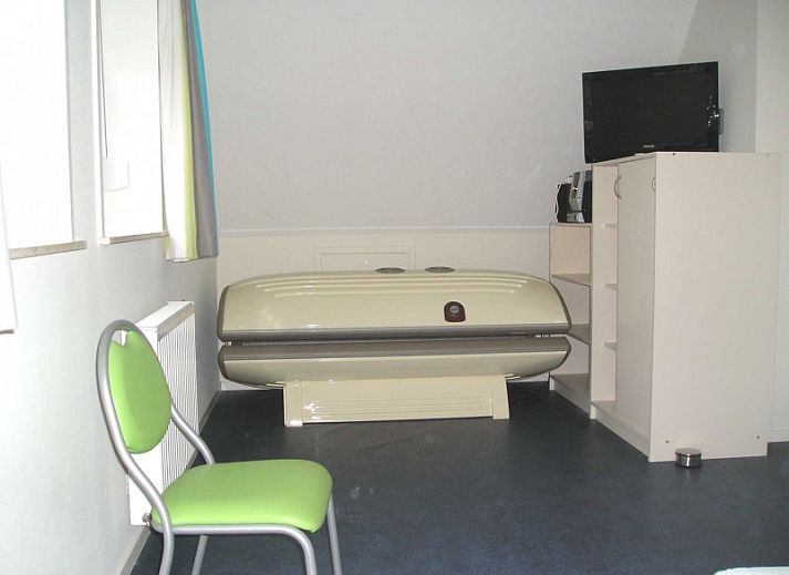 Zonnige loungeplek bij WegInWinterswijk vakantiehuis in Winterswijk, Achterhoek met ligstoelen en groene omgeving.