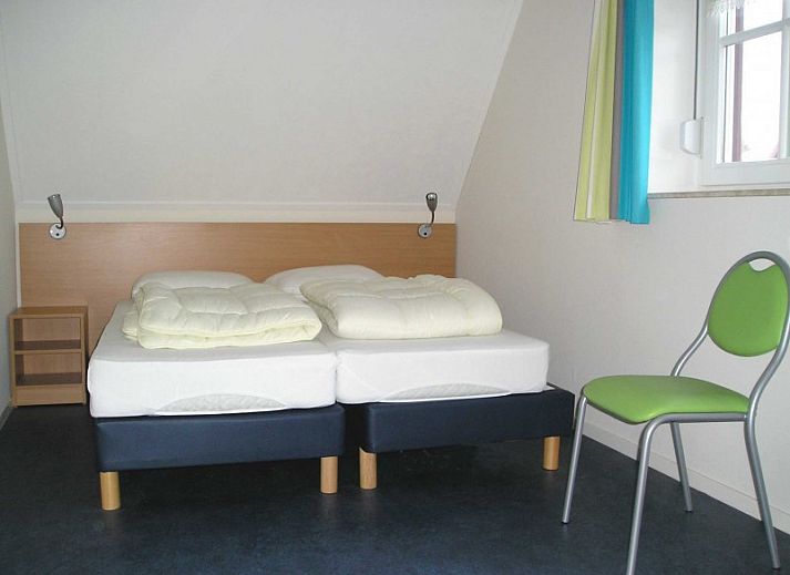 Zonnige loungeplek bij WegInWinterswijk vakantiehuis in Winterswijk, Achterhoek met ligstoelen en groene omgeving.