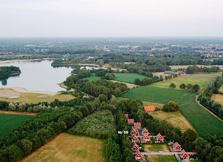 Zonnige loungeplek bij WegInWinterswijk vakantiehuis in Winterswijk, Achterhoek met ligstoelen en groene omgeving.