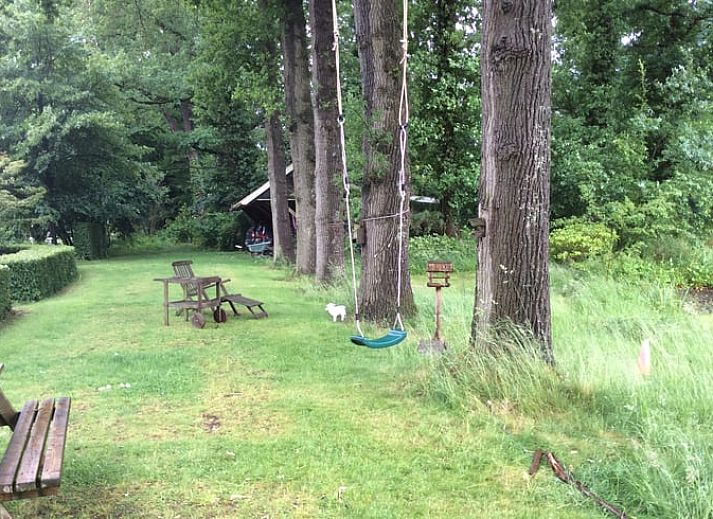 Geniessen Sie die Terrasse im Cottage in Winterswijk Brinkheurne, einem charmanten Ferienhaus im gruenen Achterhoek, Gelderland.