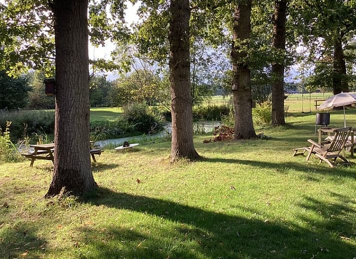 Geniessen Sie die Terrasse im Cottage in Winterswijk Brinkheurne, einem charmanten Ferienhaus im gruenen Achterhoek, Gelderland.