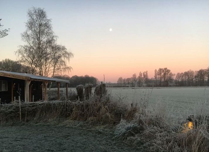 Gezellig vakantiehuis in De Heurne, Achterhoek, met houten veranda en landelijke charme.