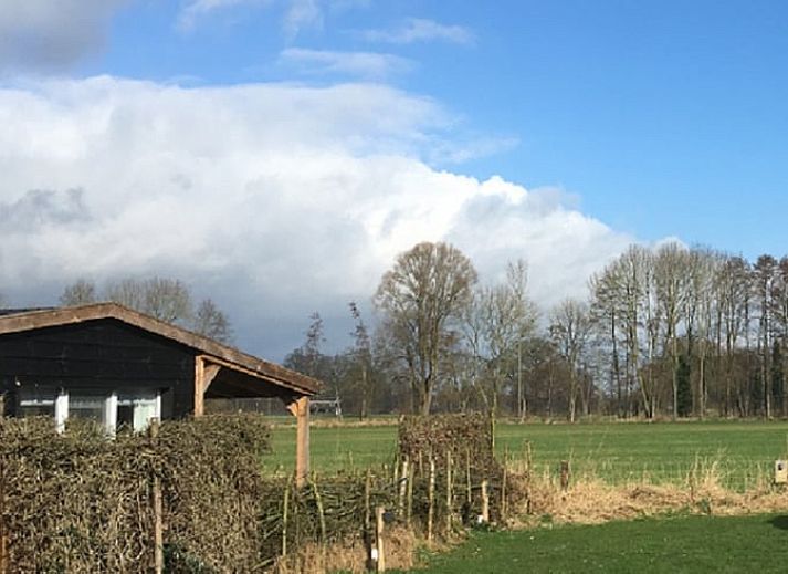Gezellig vakantiehuis in De Heurne, Achterhoek, met houten veranda en landelijke charme.