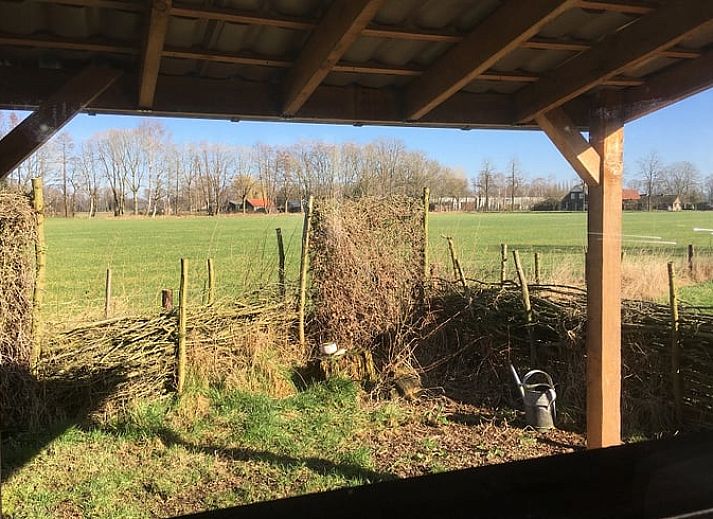 Sereen ochtendzicht vanuit vakantiehuis in De Heurne, Achterhoek, met bevroren velden en opkomende zon.