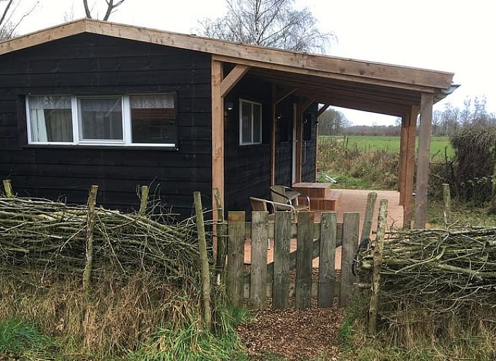 Sereen ochtendzicht vanuit vakantiehuis in De Heurne, Achterhoek, met bevroren velden en opkomende zon.