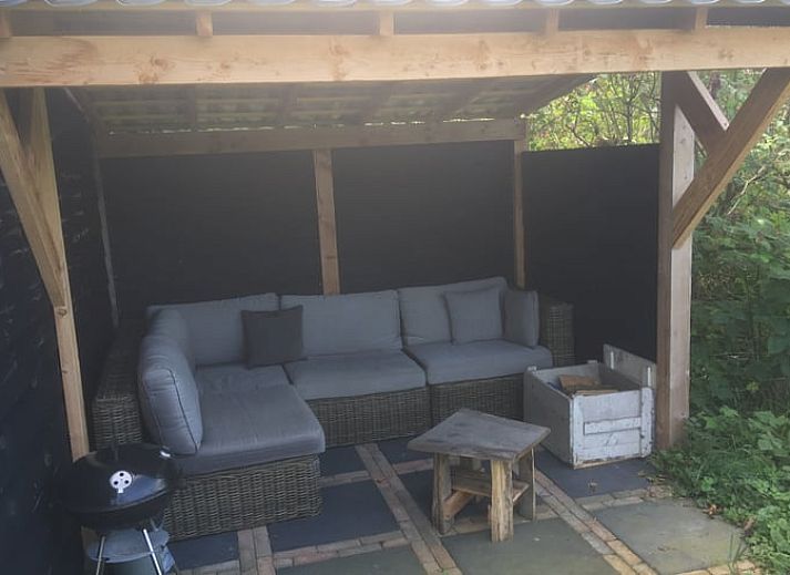 Sereen ochtendzicht vanuit vakantiehuis in De Heurne, Achterhoek, met bevroren velden en opkomende zon.