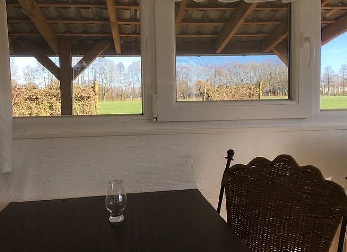 Sereen ochtendzicht vanuit vakantiehuis in De Heurne, Achterhoek, met bevroren velden en opkomende zon.