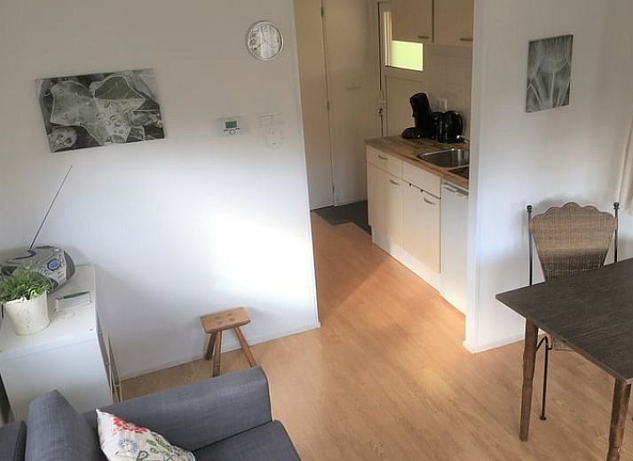 Houten terras bij vakantiehuis in De Heurne, Achterhoek, ideaal voor ontspanning in de natuur.