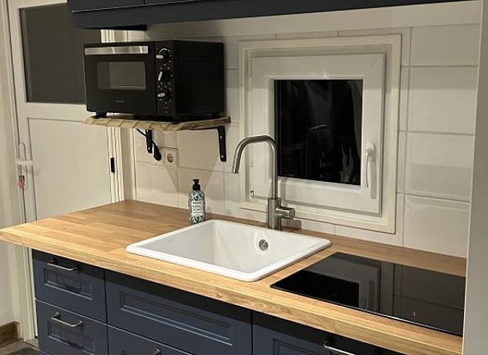 Houten terras bij vakantiehuis in De Heurne, Achterhoek, ideaal voor ontspanning in de natuur.