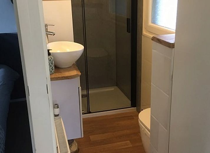 Houten terras bij vakantiehuis in De Heurne, Achterhoek, ideaal voor ontspanning in de natuur.