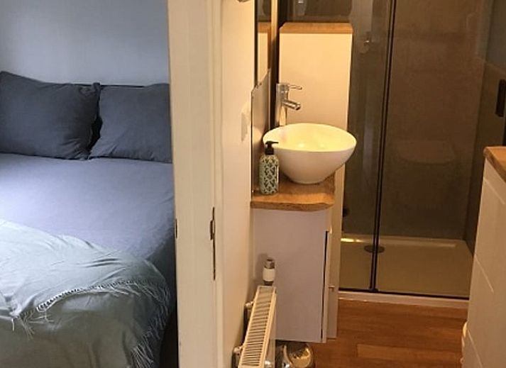 Houten terras bij vakantiehuis in De Heurne, Achterhoek, ideaal voor ontspanning in de natuur.