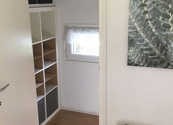 Houten terras bij vakantiehuis in De Heurne, Achterhoek, ideaal voor ontspanning in de natuur.