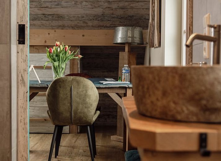 Stimmungsvolle Einrichtung des Huisje in De Heurne, Ferienhaus in Achterhoek, Gelderland, mit einzigartiger Wanddekoration und moderner Ausstattung.