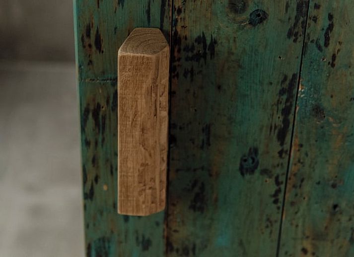 Stimmungsvolle Einrichtung des Huisje in De Heurne, Ferienhaus in Achterhoek, Gelderland, mit einzigartiger Wanddekoration und moderner Ausstattung.