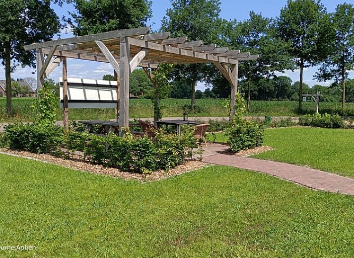 Gemuetlicher Innenbereich des Huisje in De Heurne, Ferienhaus in Achterhoek, Gelderland, mit rustikalen Holzelementen und bunten Akzenten.