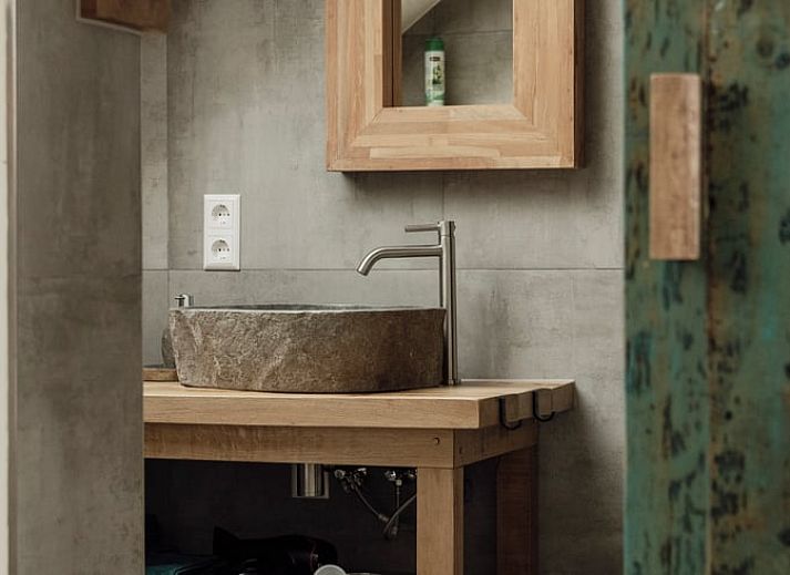 Ferienhaus in De Heurne mit Blick auf den gruenen Garten in Achterhoek, Gelderland.