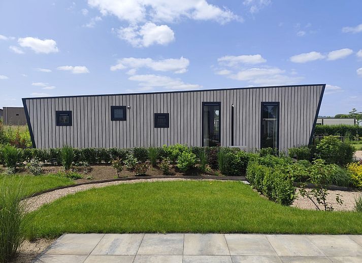 Detached house in Olburgen, a modern vacation home in Achterhoek, Gelderland with spacious veranda and green surroundings.