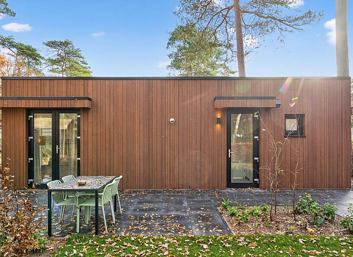 Gemtliches Wohnzimmer in freistehendem Haus in Olburgen, Achterhoek, Gelderland mit Blick auf die Natur und moderner Einrichtung.