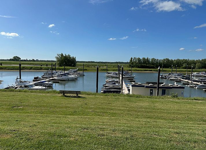 Gemtliches Wohnzimmer in freistehendem Haus in Olburgen, Achterhoek, Gelderland mit Blick auf die Natur und moderner Einrichtung.