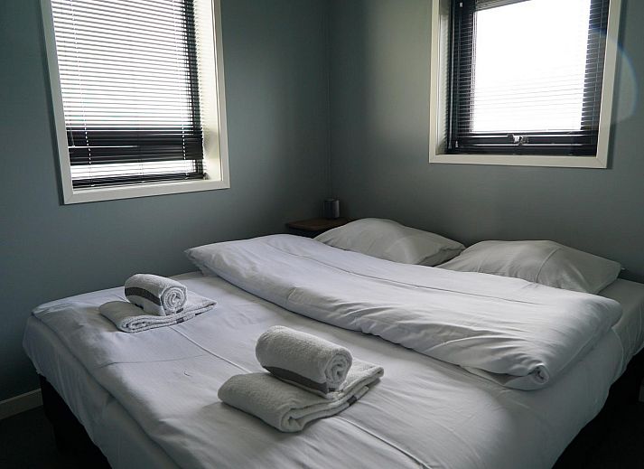 Stilvolles Wohnzimmer in einem freistehenden Haus in Olburgen, Achterhoek, Gelderland, mit moderner Einrichtung und groen Fenstern.