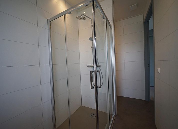 Stilvolles Wohnzimmer in einem freistehenden Haus in Olburgen, Achterhoek, Gelderland, mit moderner Einrichtung und groen Fenstern.