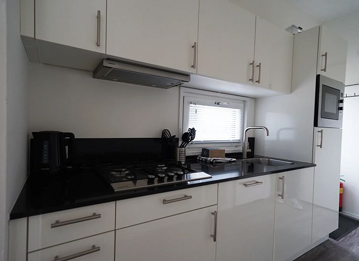 Innenraum des freistehenden Hauses in Olburgen, Achterhoek, mit moderner Einrichtung und Blick auf den Garten in Gelderland.