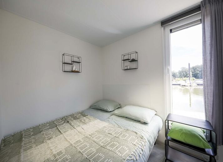 Chalet in Olburgen drijvend aan de waterkant in Achterhoek, Gelderland, biedt een serene vakantie-ervaring.