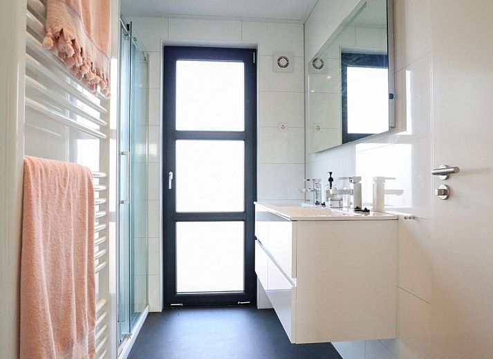 Terras van Chalet in Olburgen met uitzicht op de natuur, gelegen in Gelderland.